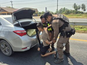 พิษณุโลก รถเก๋งแหกด่าน ต.ท่างาม อ.วัดโบสถ์ เจอตำรวจทางหลวงไล่ล่า พบซุกไอซ์ท้าย 60 กก.