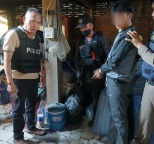 เชียงราย ตำรวจตรวจ จยย.ไม่มีแผ่นป้ายทะเบียน เร่งเครื่องหนี ก่อนใช้อาวุธปืนยิงใส่ ก่อนหนีเข้าบ้าน