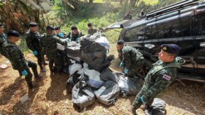 เชียงราย ตกใจด่านเลี้ยวกลับตกข้างทิ้งรถหนี ค้นเจอยาบ้า 5 ล้านเม็ด