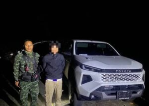 ฉก.ทัพเจ้าตาก สกัดแก๊งขนรถข้ามแดน ยึดกระบะ 2 คัน ชายแดนแม่สาย(คลิป)