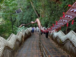 ผู้ว่าฯ เชียงราย นำคณะศรัทธาชนเดินจาริก 9 กม. ตามรอยครูบาเจ้าศรีวิชัย สืบสาน “หกเป็งล่องฟ้า ไหว้สาพระธาตุดอยตุง”