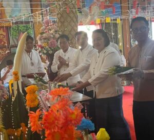ทต.บ้านดู่ ร่วมพิธีสรงน้ำพระธาตุ เพื่อความเป็นสิริมงคล และร่วมสืบสานประเพณีวัฒนธรรม