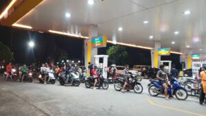 เชียงราย ประชาชนแห่เติมน้ำมันหวั่นสถานการณ์สู้รบทำน้ำมันไม่เพียงพอ