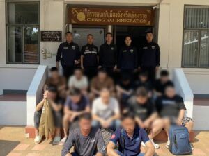 แม่สาย ตม.เชียงรายจับ 11 สแกมเมอร์จีน หนีการกวาดล้างจากท่าขี้เหล็ก ประเทศเมียนมา