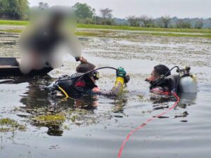 สลดเยาวชน 5 คน ล่องเรือตกปลากลางหนองหลวง เกิดล่ม ดับ 2 คน รอด 3 คน