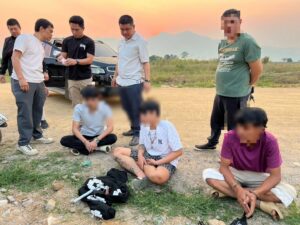 ตร.สืบสวนแม่สาย จับแก๊ง 3 วัยรุ่นป่วนเมือง แว้นรถซิ่ง ท่อรถเสียงดัง พร้อมอาวุธปืน-ลูกกระสุน