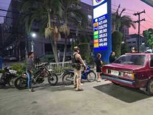 ตำรวจ สภ.เมืองเชียงราย ดูแลการจราจรหน้าปั๊มน้ำมัน รองรับประชาชนเติมเชื้อเพลิง