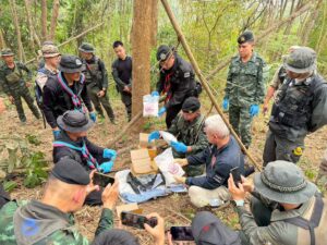 กองกำลังผาเมือง ปะทะกลุ่มขบวนการลักลอบลำเลียงยาเสพติด ยึดยาบ้า 1,200,000 เม็ด เฮโรอีน 2.1 กก. ในพื้นที่อำเภอแม่อาย จังหวัดเชียงใหม่