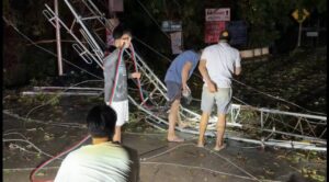 เชียงราย พายุฤดูร้อนพัดเสาสื่อสารล้มทับสายไฟฟ้าแรงสูงขวางถนน ไฟดับบริเวณกว้าง