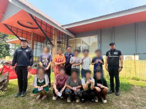 เชียงราย  ตม.เชียงรายสนธิกำลังจัดหางานจังหวัด  ตรวจโรงผลิตแหนม จับแรงงานต่างด้าวทำงานโดยไม่ได้รับอนุญาตและอยู่เกินกำหนด