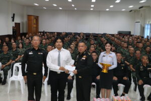 ผบ.มทบ. 39 มอบทุนการศึกษาบุตรข้าราชการ ลูกจ้างประจำ ทุนละ 10,000 บาท