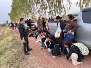 พิษณุโลก ตร.ทางหลวง–กอ.รมน.จว.-ปกครอง-ตชด.31-ขกท. ไล่ล่าแรงงานเถื่อนเมียนมา จากแม่สาย แวะพักพิดโลด ล๊อกแรกจับได้ 50 คน