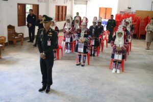 มทบ.37 และศูนย์ประสานงานโครงการอันเนื่องมาจากพระราชดำริ จัดพิธีมอบเงินพระราชทานค่าผลิตภัณฑ์ผ้าปักชาวไทยภูเขา (คลิป)