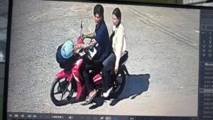 พิษณุโลก “คู่รักบาป” เข้ามาไหว้พระประธานในโบสถ์ อาศัยจังหวะปลอดคน ยกตู้บริจาคขึ้นฮอนด้าเวฟสีแดง พระเลขาฯ วอนตำรวจเร่งตามจับ(คลิป)