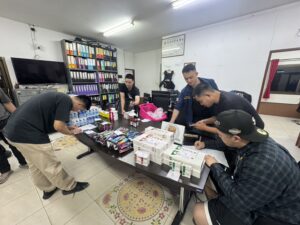 สืบสวน สภ.แม่จัน บุกจับหนุ่มวัย 30 ปี ยึดบุหรี่ไฟฟ้า-บุหรี่หนีภาษี สอบขยายผลพบพฤติการณ์ลักลอบจำหน่ายให้เยาวชน