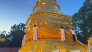 พะเยา อลังการศรัทธา! มพ.จัดประเพณีแห่ผ้าห่มพระธาตุจอมทอง ครั้งที่ 11 ผ้าห่มพระธาตุความยาว 36 เมตร ถวายเป็นพุทธบูชา