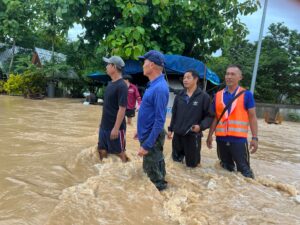 เชียงราย   น้ำป่าไหลหลากท่วม 2 หมู่บ้าน ดอยหลวง ทหารระดมกำลังช่วยเหลือประชาชน