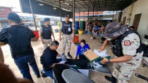 อุตรดิตถ์ ตร.ลับแล ลุยค้นล้งทุเรียน บุกจับกลุ่มวัยรุ่นควงปืนขู่โพสต์โชว์โซเชียล ผกก.สั่งฟันไม่เลี้ยง ​
