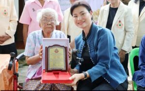พิษณุโลก มอบโล่เกียรติคุณและเข็มสมเด็จย่า อายุ 100  ปี “นางจอม นุ่มเนตร” ตำบลบ้านกร่าง อำเภอเมือง