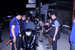 พิษณุโลก ฝ่ายปกครองอำเภอเมือง – ตำรวจ ตั้งจุดตรวจเข้ม “ปราบยาเสพติด-กวาดล้างอาวุธปืน” ตำบลบ้านกร่าง