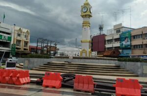 พิษณุโลก เทศบาลนคร วางท่อร้อยสายไฟฟ้ามุดลงดิน 23 ธ.ค.นี้  คืนผิวถนนไปพลางก่อน ยังลาดยางใหม่ไม่ได้ เหตุปีหน้ามีงานเปิดถนนซ่อมท่อประปาอีก