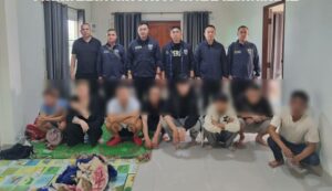 ตม.เชียงราย บุกจับจีนเทา 6 คน ลักลอบข้ามน้ำโขง พักคอยแม่สาย แจ้งข้อกล่าวหา 2 คนไทย ร่วมกันซ่อนเร้นต่างด้าว