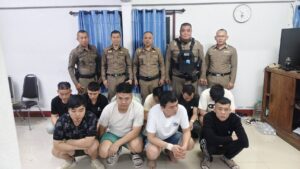 เชียงราย สภ.พาน สกัดจับรถ 2 คันรวด พบชาวจีน 10 คน ไร้เอกสารเดินทาง รวบโชเฟอร์ไทยดำเนินคดี
