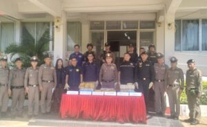 ผู้การฯ พิษณุโลก นำทีมแถลงข่าวจับหนุ่มแก๊งค้ายาบ้า 300,000 เม็ด ยึดอาวุธปืน 2 กระบอก หลังชุดปราบปรามฯ ตั้งด่านตรวจฯ บ้านพร้าว อ.นครไทย     
