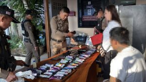 ตำรวจแม่จัน รวบ 2 ผู้ต้องหา ยึดบุหรี่ไฟฟ้า 53 ชิ้น มือถือ 17 เครื่อง สมุดบัญชี 13 เล่ม พบเส้นทางเงินเว็บพนันออนไลน์