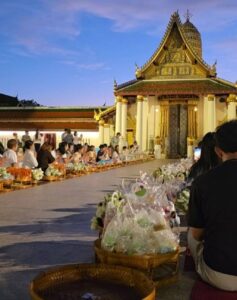หน้าวัดใหญ่ “อื้ออึง” สาวโพสต์แฉธุรกิจ ‘กั๊กที่ตักบาตร’ มาตีสี่ครึ่งไร้สิทธิ์นั่ง หากไม่ใช่ลูกค้า จี้วัดใหญ่-จังหวัด เร่งจัดระเบียบ (คลิป)